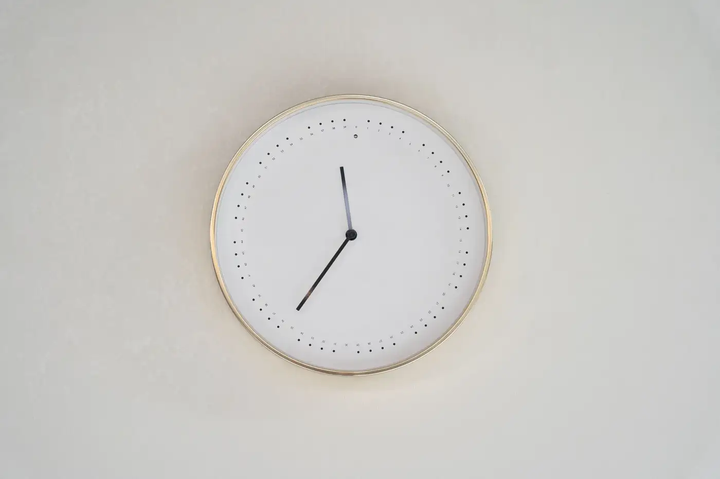 Chiếc đồng hồ treo tường — ba mốc cần nhớ là 1/10/2026, 1/1/2027 và 4/1/2027